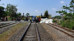 Truk Gabah Terguling di Rel Kedungwaringin, Jalur Kereta Sempat Terganggu 63 Menit