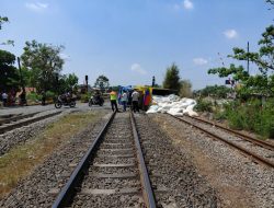 Truk Gabah Terguling di Rel Kedungwaringin, Jalur Kereta Sempat Terganggu 63 Menit