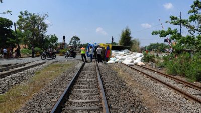 Truk Gabah Terguling di Rel Kedungwaringin, Jalur Kereta Sempat Terganggu 63 Menit