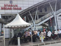 Peringati 100 Hari Tragedi KRL, Keluarga Korban Gelar Doa Bersama di Stasiun Bekasi Timur