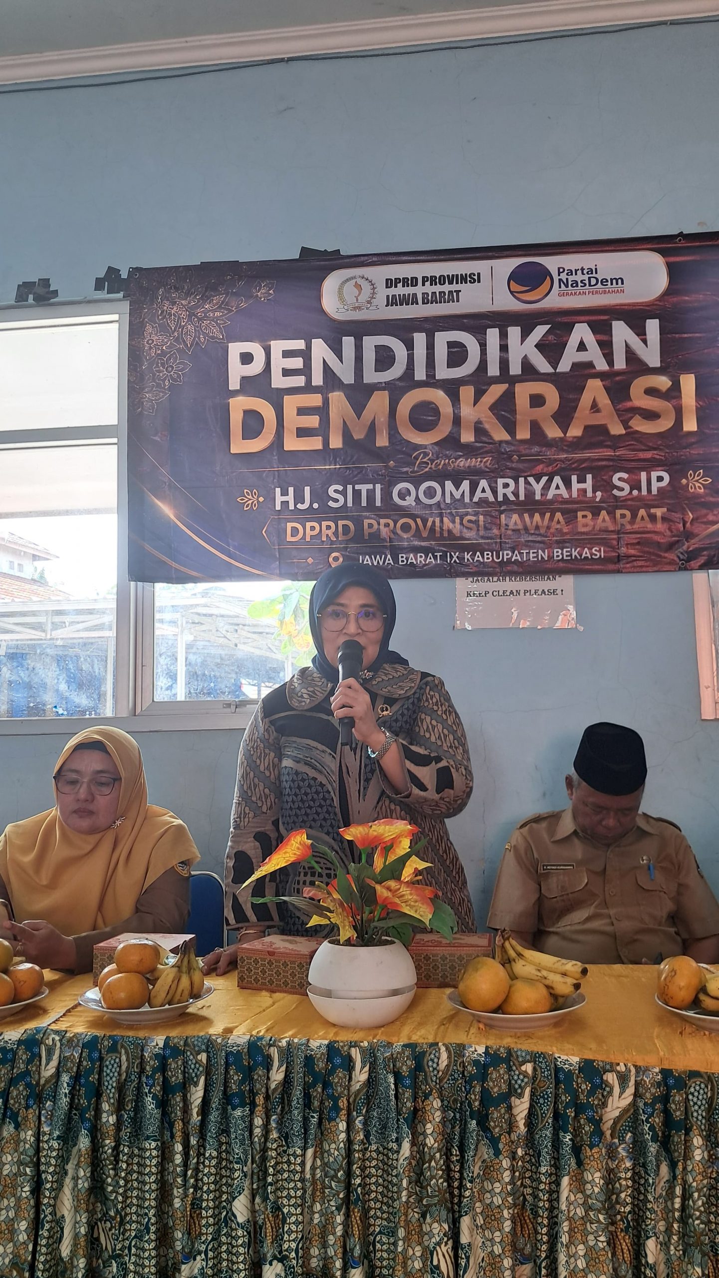 Berikan Pendidikan Demokrasi, Anggota DPRD Jabar Siti Qomariyah Ajak Siswa Melek Politik