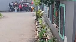 Tak Kunjung Diperbaiki, Warga Jatimakmur Tutup Got Pakai Bambu