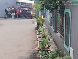Tak Kunjung Diperbaiki, Warga Jatimakmur Tutup Got Pakai Bambu