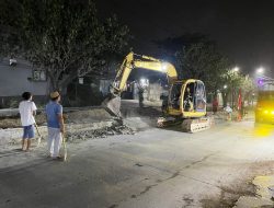 Ceceran Coran Mengeras di Tegal Danas Cikarang, Warga Kerahkan Excavator Bersihkan Jalan