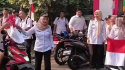 HUT ke-81 RI, Camat Bekasi Timur Bagi-bagi Bendera