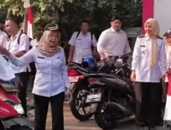 HUT ke-81 RI, Camat Bekasi Timur Bagi-bagi Bendera