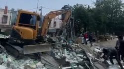 Bangli Bantaran Kali di Pasar Family Pejuang Diratakan, Buka Akses Normalisasi