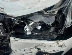 Innova Milik Warga Bekasi Ringsek Gara-gara Sopir Truk Boks Diduga Ugal-ugalan 