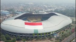 Bendera Raksasa Merah Putih Dikibarkan di Atap Stadion Patriot Candrabhaga