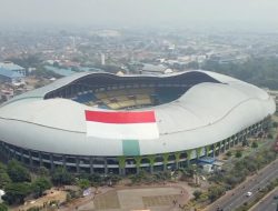 Bendera Raksasa Merah Putih Dikibarkan di Atap Stadion Patriot Candrabhaga