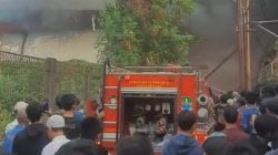 Kebakaran Gudang di Kaliabang Ceger Bekasi Utara, Asap Hitam Membumbung