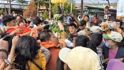 HUT ke-81 RI, Warga Kampung Buwek Tambun Berebut Hasil Bumi