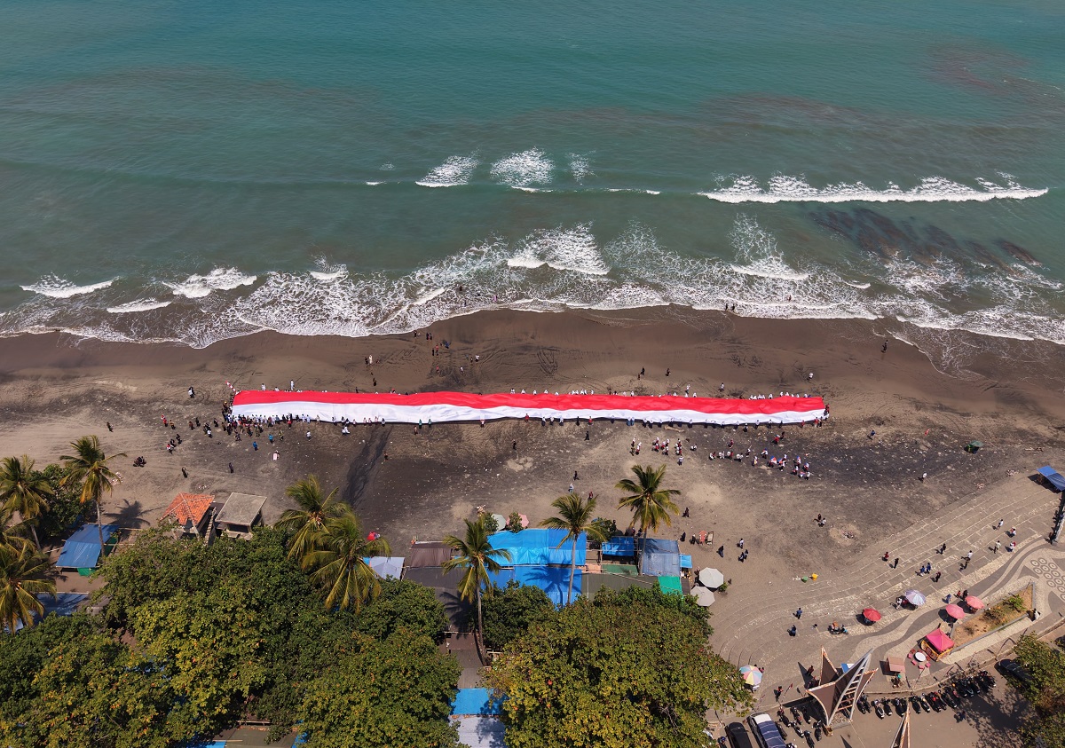Bupati Sukabumi Terpukau! Merah Putih 100 Meter Membentang di Pantai Karanghawu