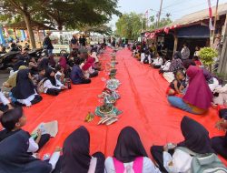 Warga Ciranggon Cikarang Gelar Sedekah Bumi di Perempatan Jalan