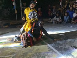 Warga Ekor Kuning Cikarang Kritik Jalan Rusak lewat Pertunjukan Seni