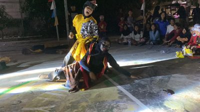 Warga Ekor Kuning Cikarang Kritik Jalan Rusak lewat Pertunjukan Seni