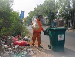 Larangan Tak Digubris, Sampah Liar ‘Hiasi’ Jalan I Gusti Ngurah Rai