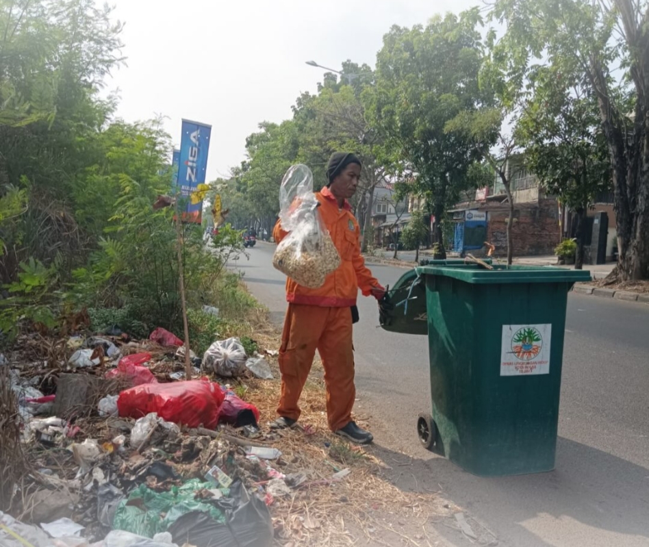Larangan Tak Digubris, Sampah Liar ‘Hiasi’ Jalan I Gusti Ngurah Rai
