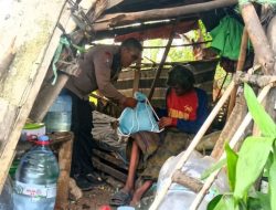 Abah Bodong Hidup Sendiri di Lahan Kosong, Bhabinkamtibmas Jatiraden Turun Tangan