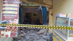 Balkon Enam Kios Tua di Mutiara Gading Timur Mustikajaya Ambruk