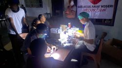Andalkan Senter untuk Penerangan, Relawan GAN Periksa Kesehatan Ratusan Warga Dusun Ratesuba hingga Malam