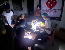 Andalkan Senter untuk Penerangan, Relawan GAN Periksa Kesehatan Ratusan Warga Dusun Ratesuba hingga Malam
