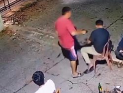 Viral Pria Getok Kepala Warga Pakai Benda Mirip Pistol, Polsek Jatisampurna Telusuri