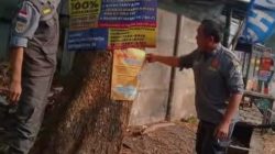 Bikin Lingkungan Semrawut, Spanduk Ilegal di Padurenan Ditertibkan