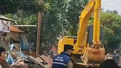 40 Bangunan Liar di Bantaran Kali Jatirahayu Harun Dibongkar