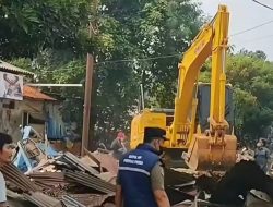 40 Bangunan Liar di Bantaran Kali Jatirahayu Harun Dibongkar