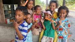 Relawan Gerakan Anak Negeri Bawa Makanan Ringan, Senyum Anak-anak  Natanangge Terdampak Gempa NTT Merekah