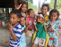 Relawan Gerakan Anak Negeri Bawa Makanan Ringan, Senyum Anak-anak  Natanangge Terdampak Gempa NTT Merekah