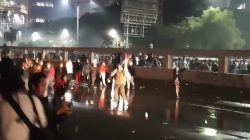 Polisi Bubarkan Massa di DPR Pakai Water Canon