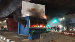 Pos Polisi Kolong Flyover Petamburan Terbakar di Tengah Pembubaran Massa