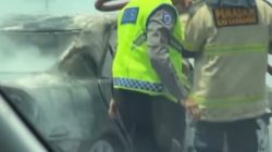 Sedan Hangus Terbakar di Tol MBZ Arah Cikampek