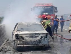 Mobil Sedan Terbakar di Tol MBZ Dikemudikan Pria Lansia, Pemicu Korsleting