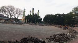 Kerap Tergenang dan Bergelombang, Pemkot Bekasi Bongkar Pasang Paving Blok Alun-Alun M Hasibuan