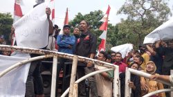 PKL Jalan M Yamin Pasar Baru Geruduk DPRD Kota Bekasi, Tolak Relokasi Tanpa Dialog